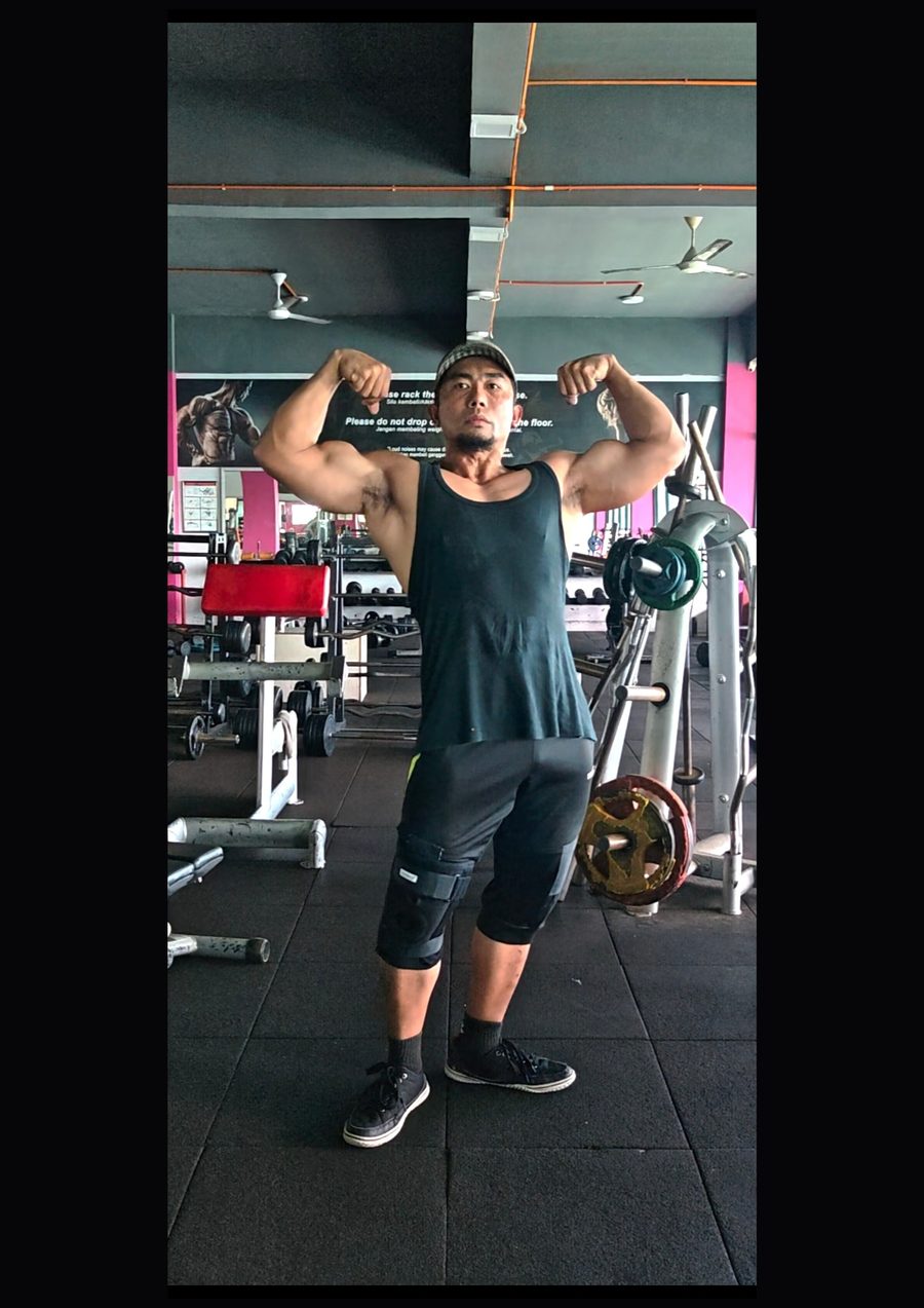 Pose depan double biceps