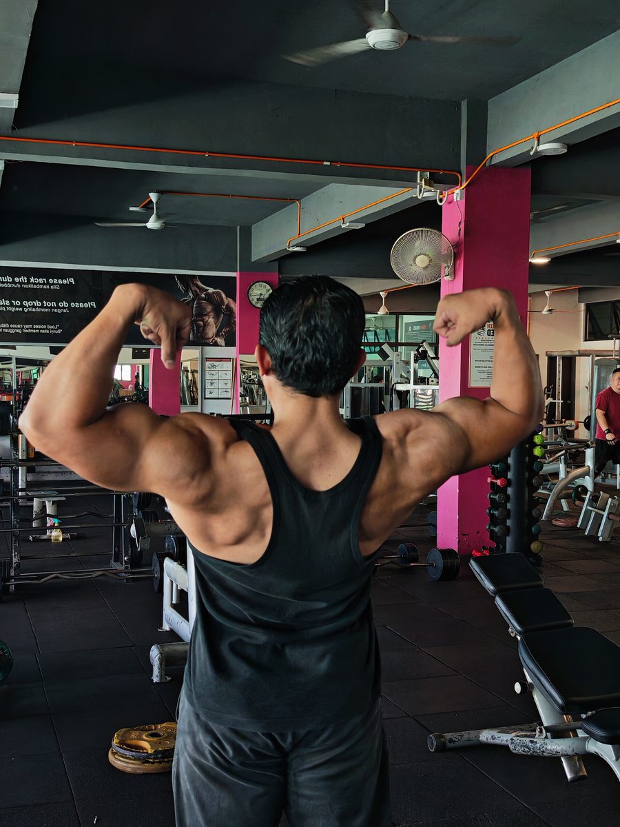 Pose belakang double biceps
