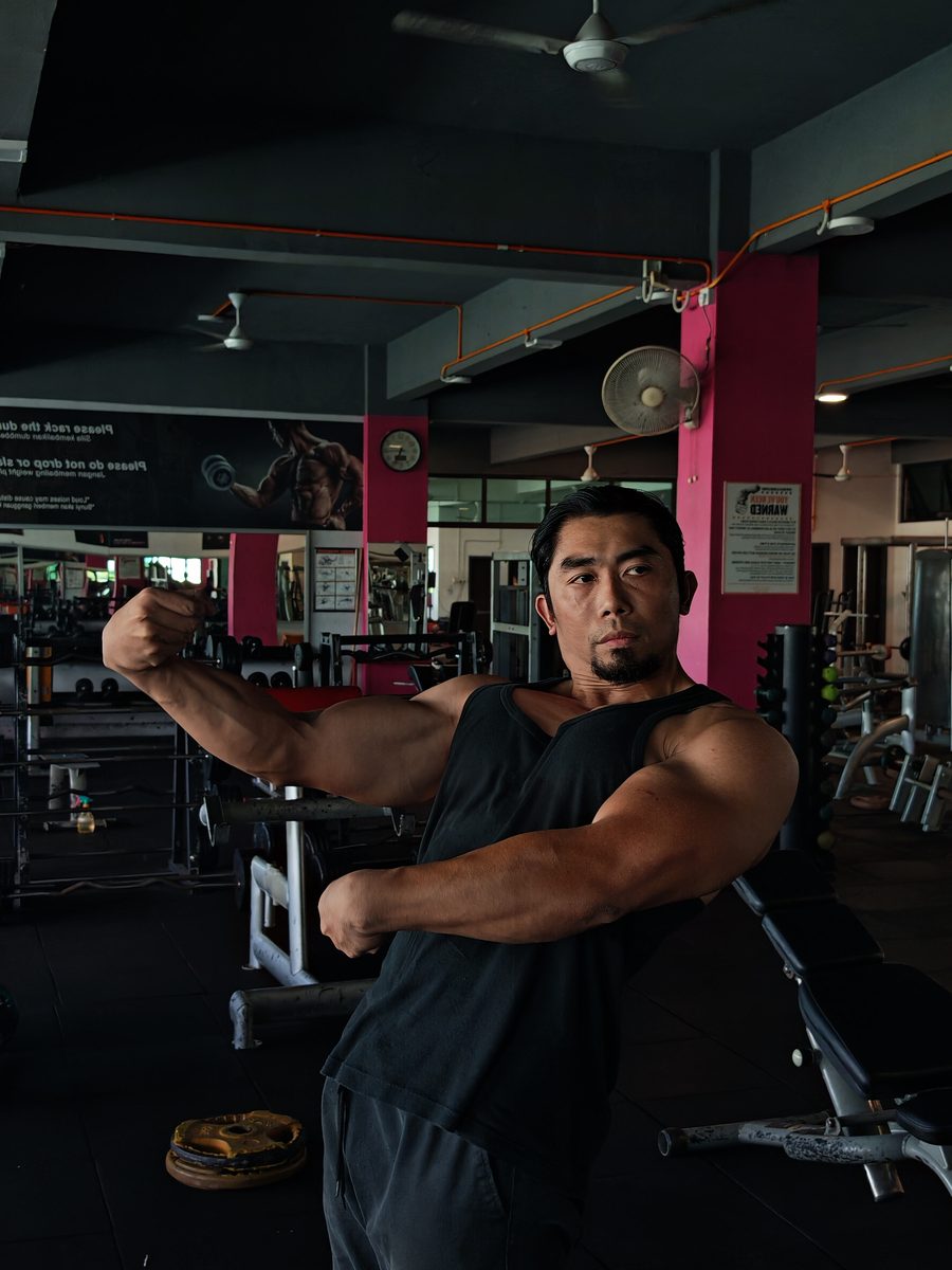 Pose sisi biceps